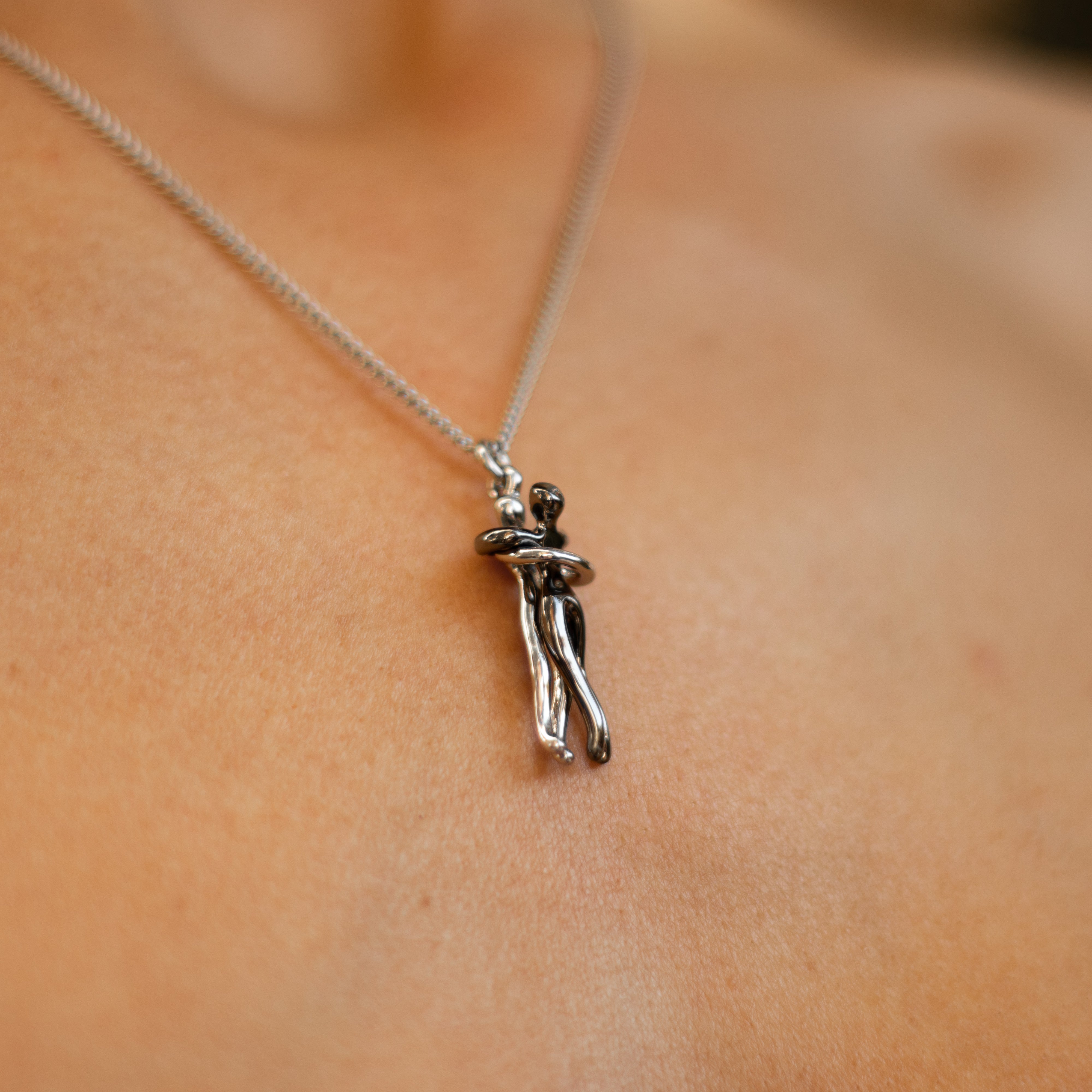 Colar Abraço Amoroso + embalagem rosa para oferta + Cartão com mensagem