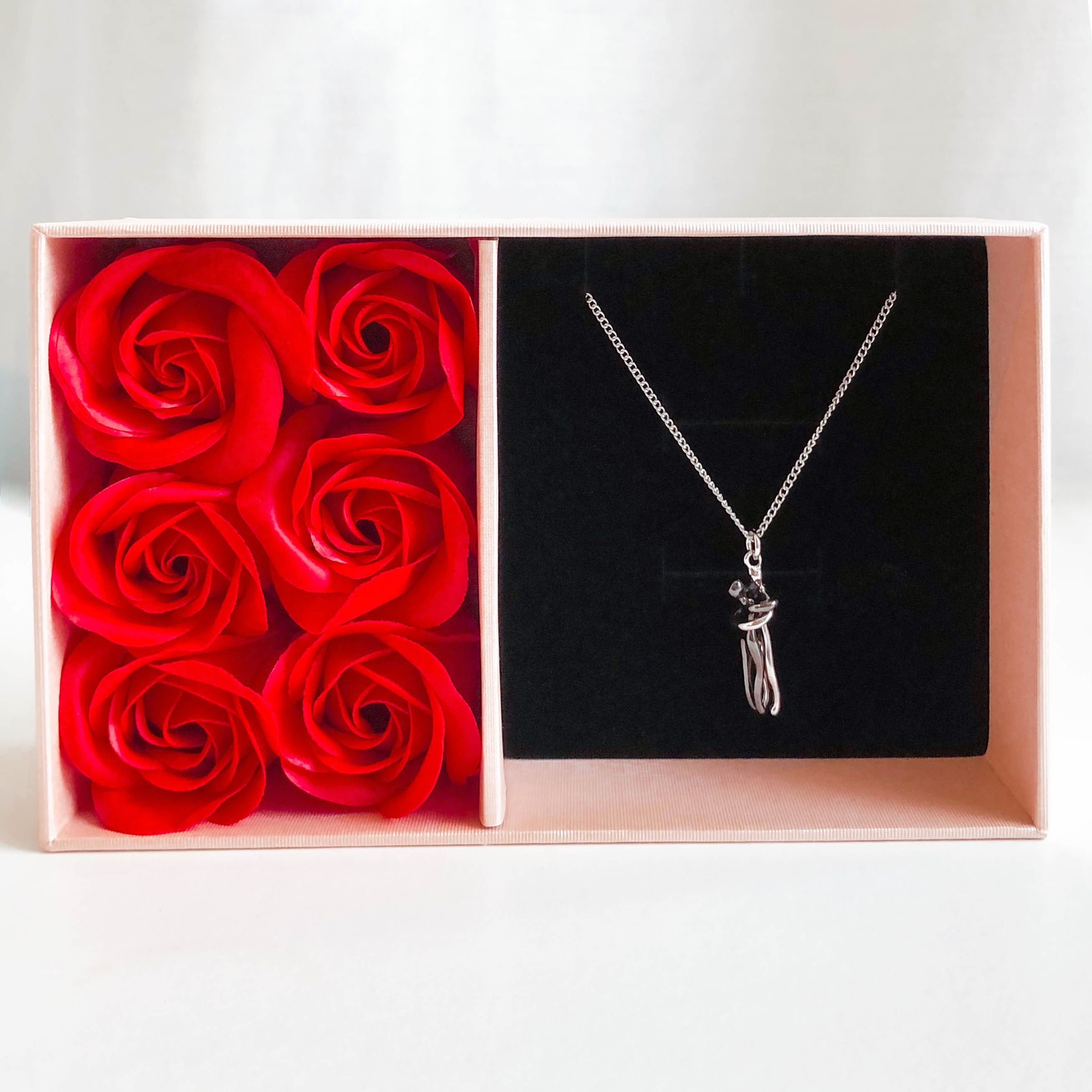 Colar Abraço Amoroso + embalagem rosa para oferta + Cartão com mensagem